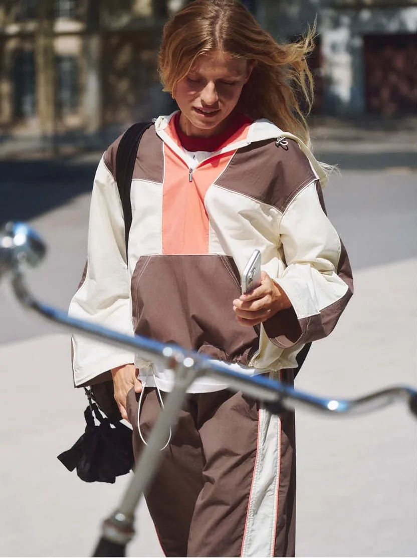 The camel trench with the red mat bag and rolled green mat