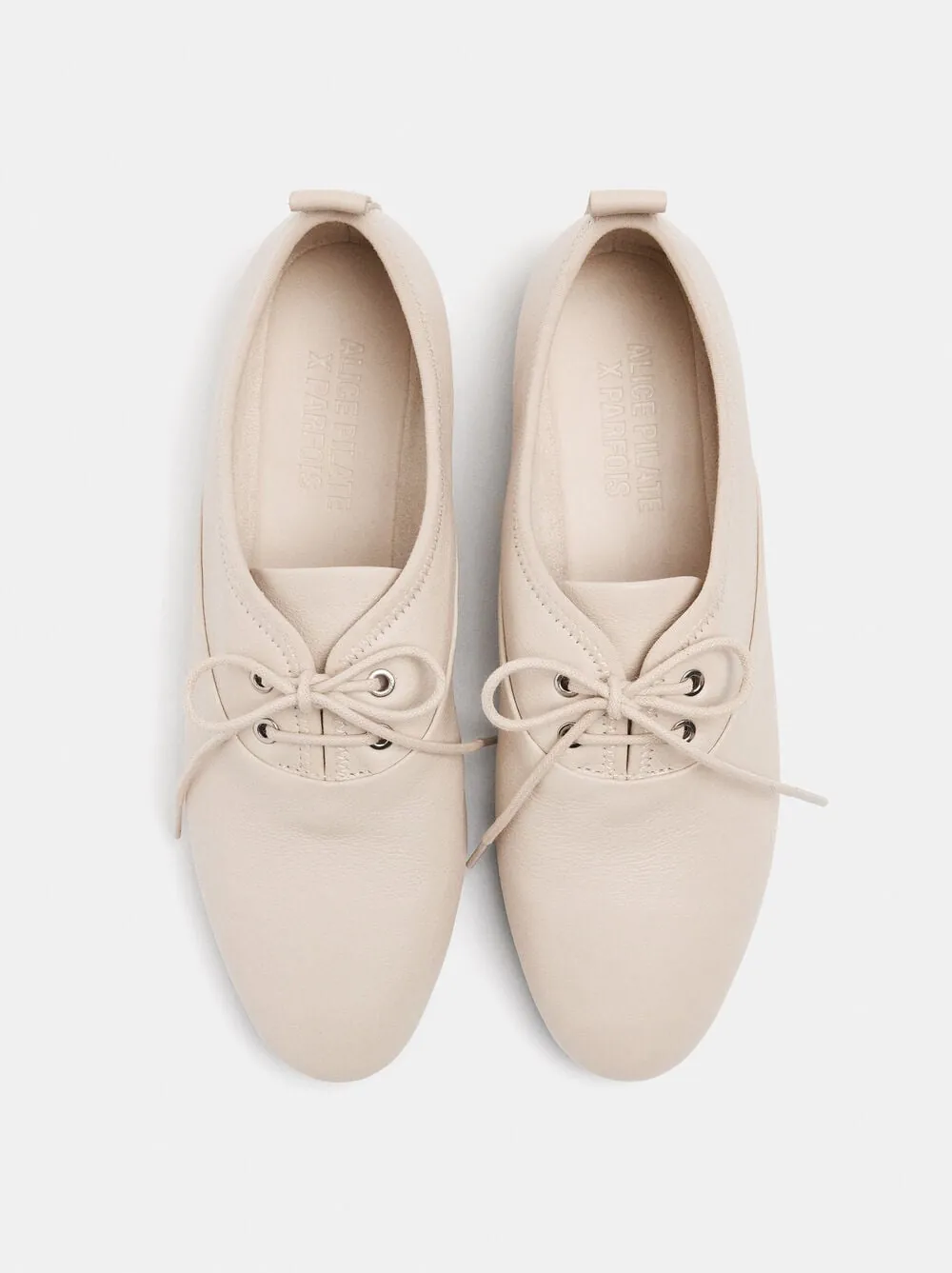 Plain leather shoes with laces