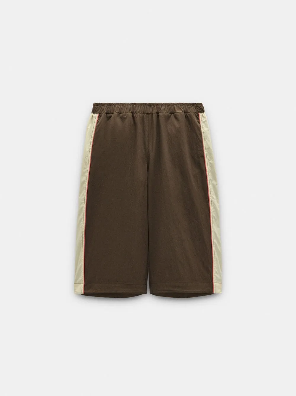Contrast Bermuda shorts with side pockets