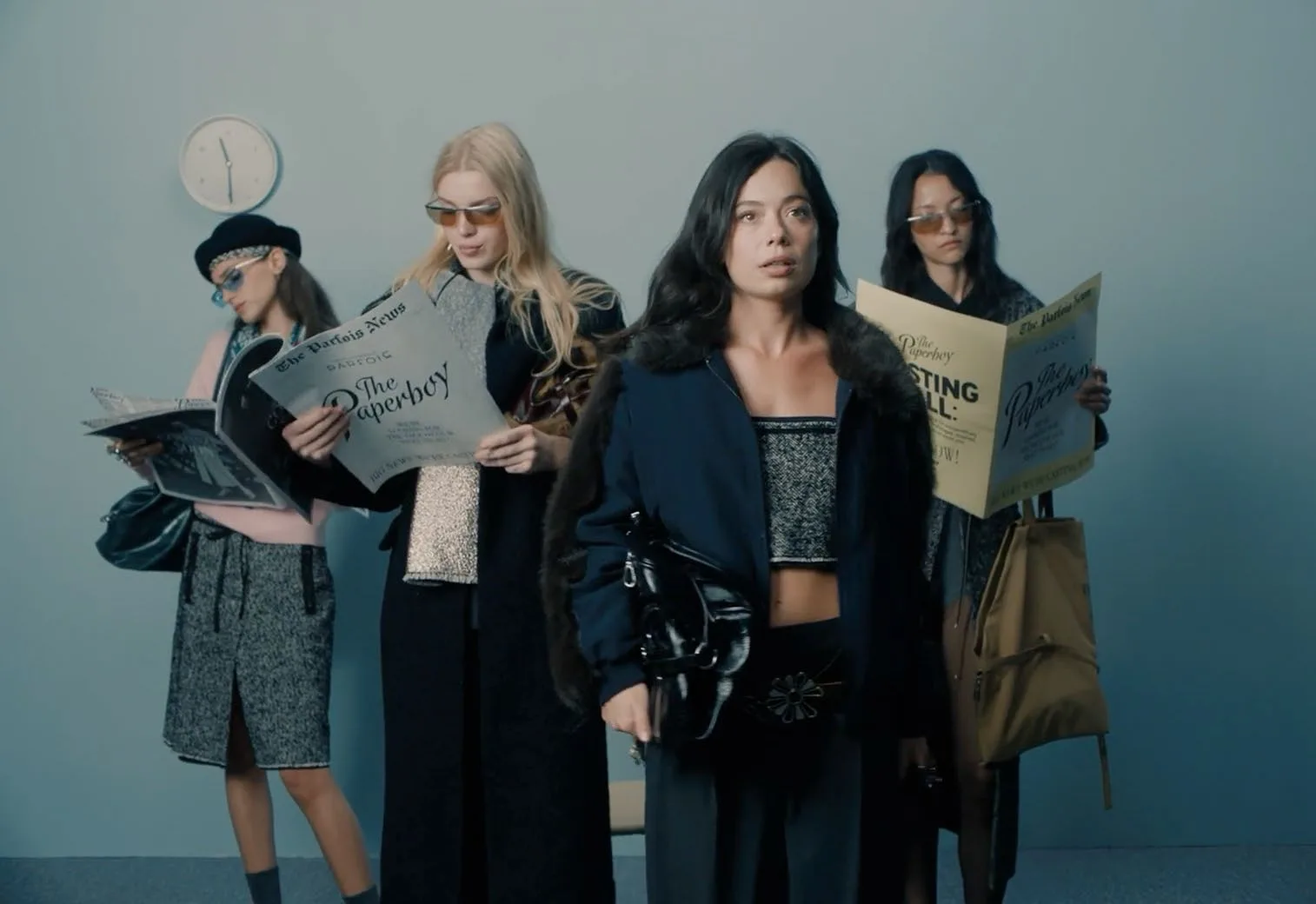 The four finalists reading The Paperboy edition together
