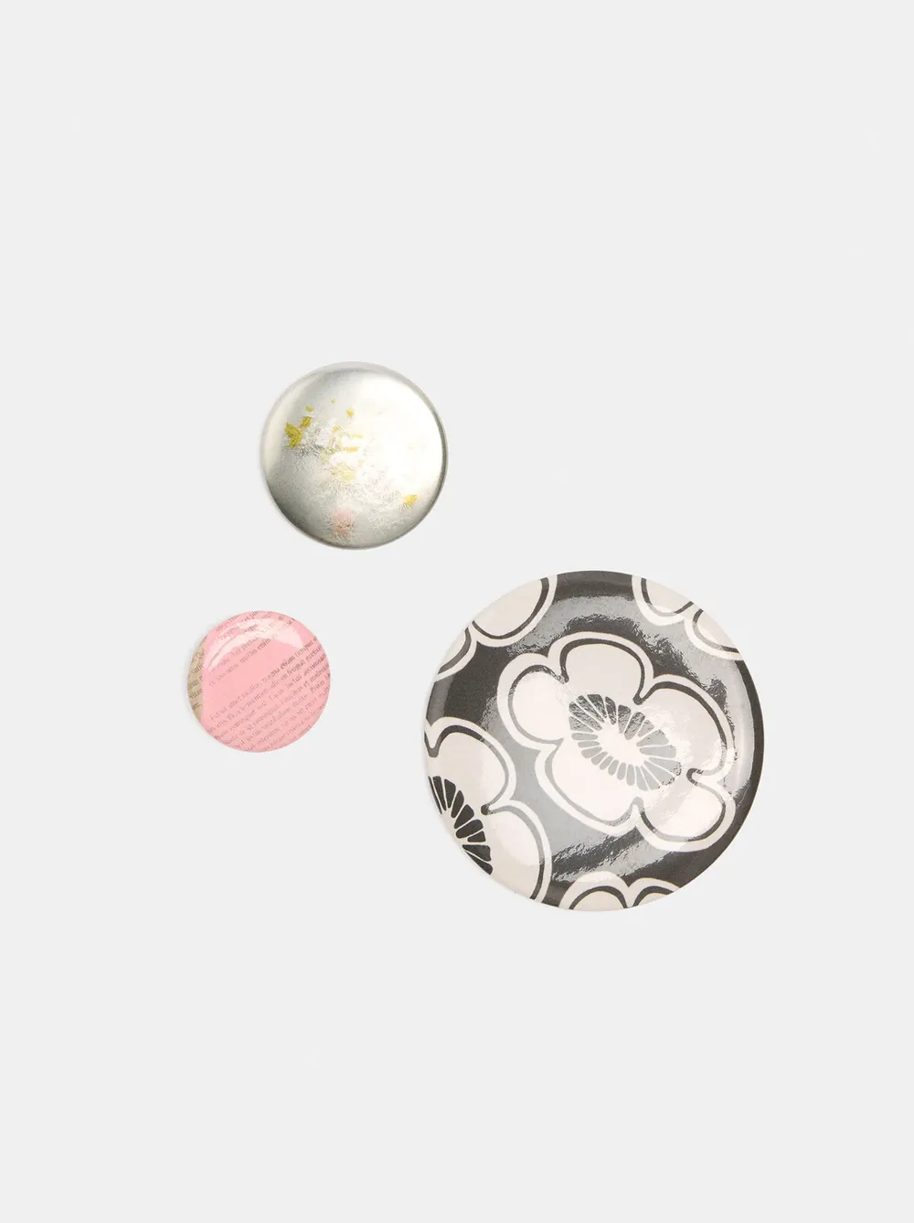 Set of round brooches