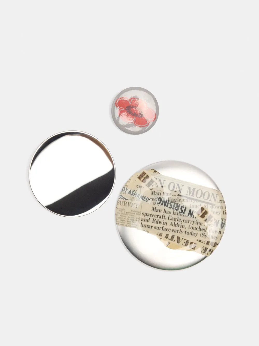 Set of round brooches