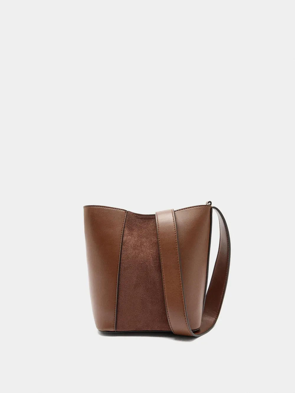 Bucket bag contrast of textures